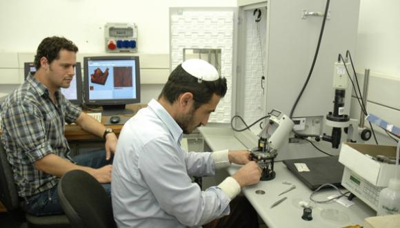 Moshe and Igal, Master students in the Laboratory of Biomaterials and Corrosion (Prof. Noam Eliaz)