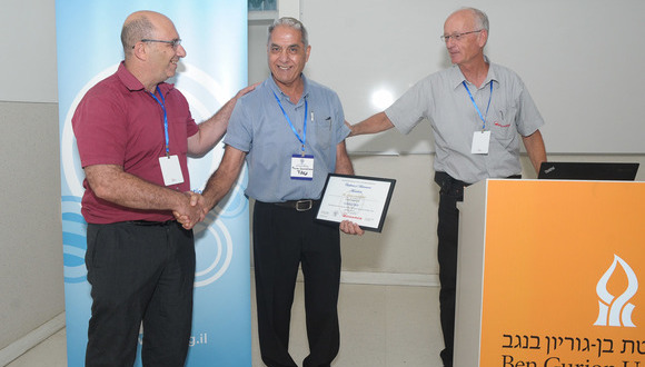 Mario receiving the prize from Professor Shachar Richter, president of the Israeli Vacuum Society (IVS), and Mr. Kobi List, CEO of Edwards Israel, the company that funded the prize. 