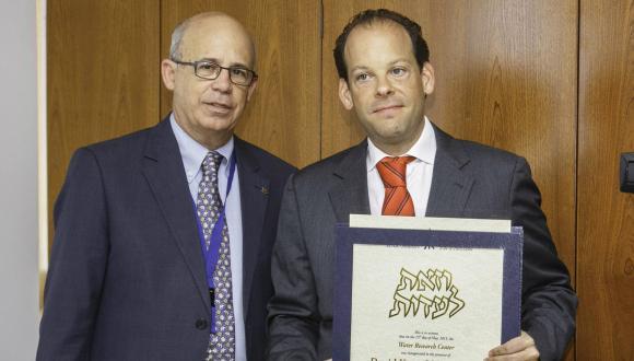 TAU President Joseph Klafter presents Dr. David Korenfeld Federman with a certificate at the inauguration of the Water Research Center Photo: Israel Sun