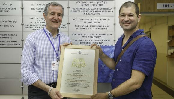 Australian Friends Association (Victoria Chapter) President Dr. Victor Wayne (left) and TAU's Dr. Iftach Yacoby at the plaque unveiling celebrating the group’s support for renewable energy research. Photo: Israel Sun 